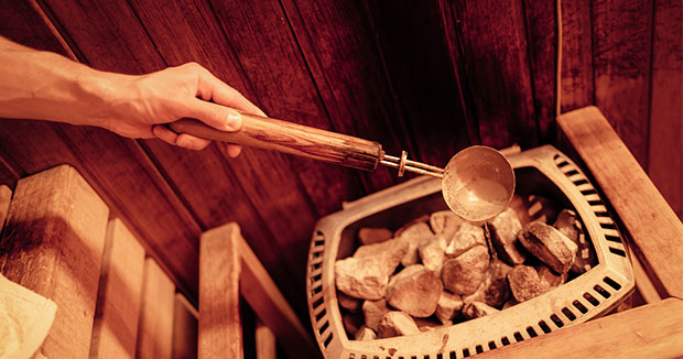 सौना पत्थरों पर पानी